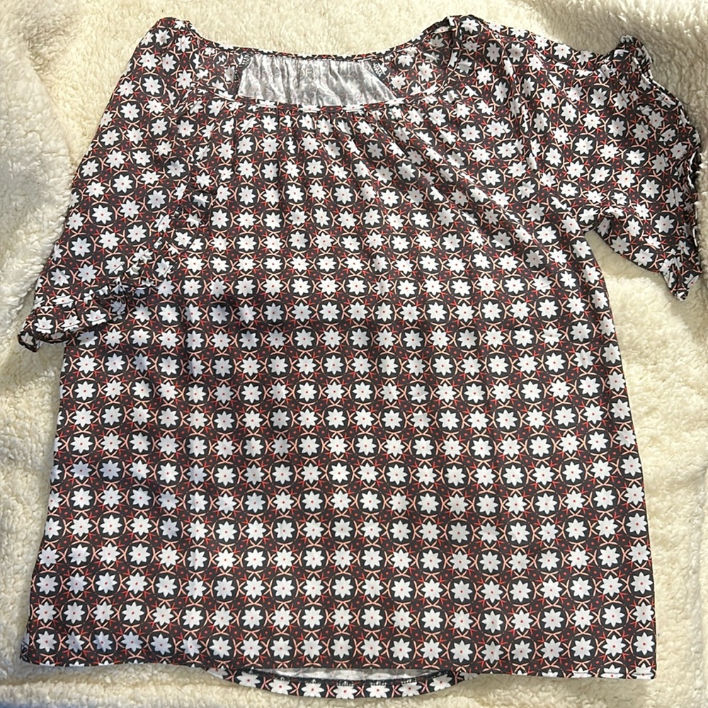 LOFT short sleeve top, woven front and knit back, scoop neck